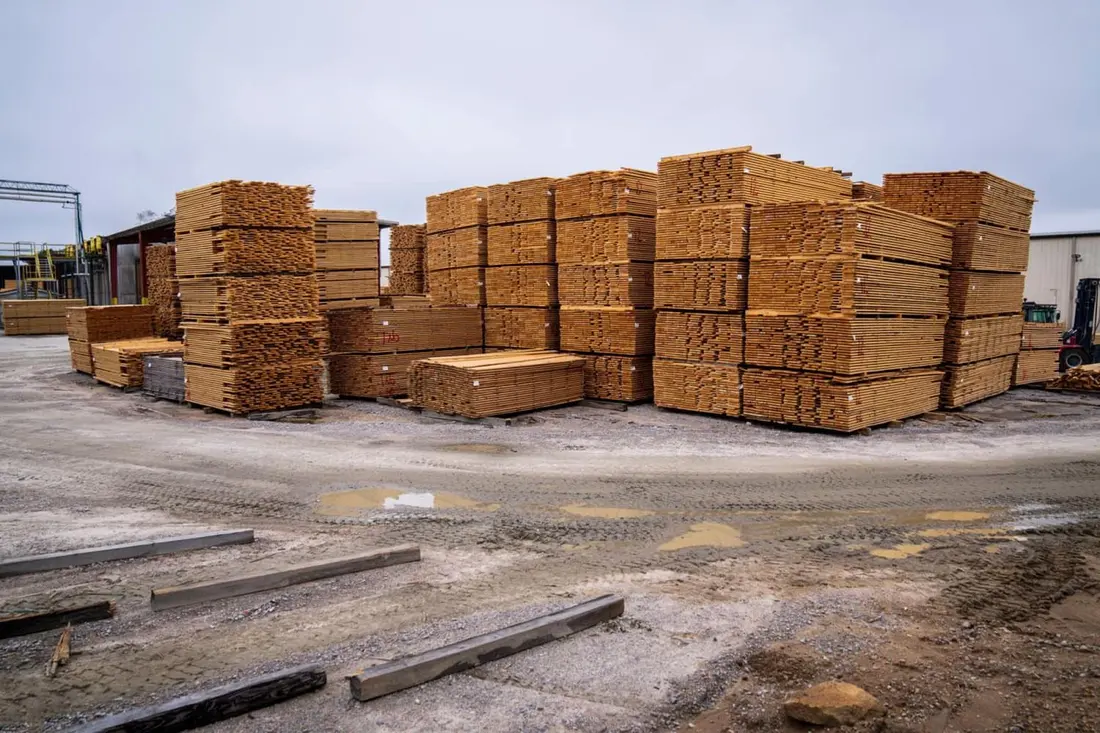 Centering and building materials stacked in a material yard